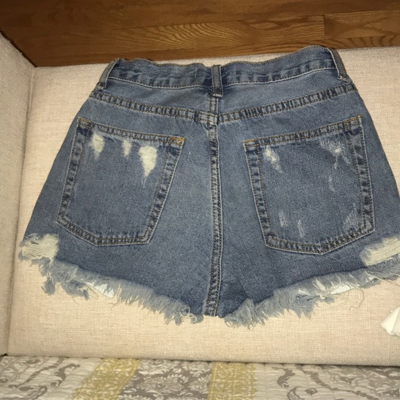 HIGH WAISTED DENIM CUTOFFS BY LEVI - Picture 2 of 4
